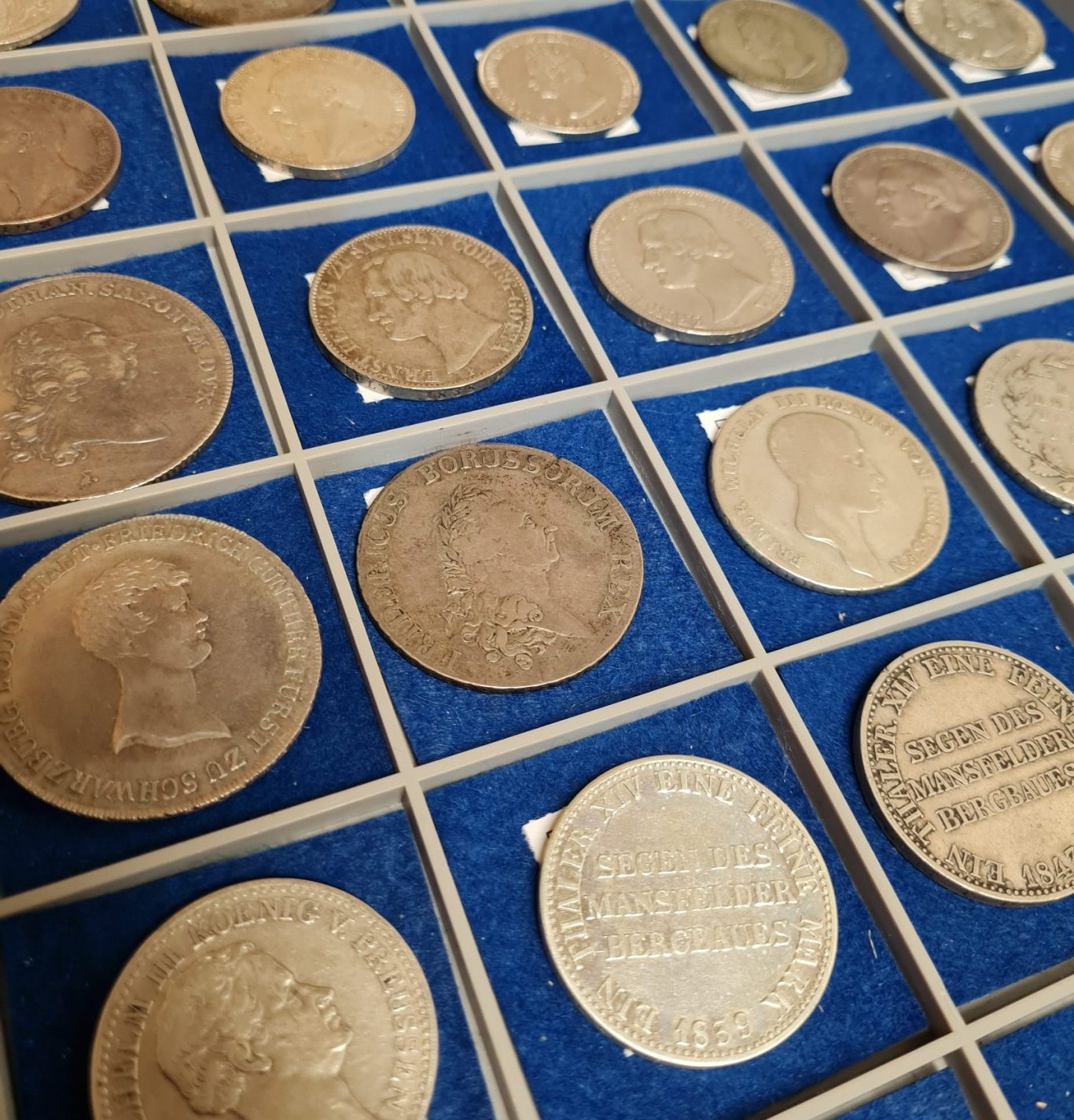 Historische Goldmünzen aus Thüringen auf dunklem Holztisch – Münzen & Medaillenhandel Werner Suhl